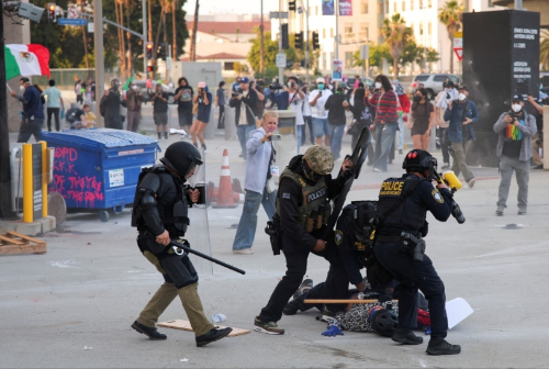 有示威者被捕。 路透社