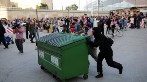 洛杉磯執(zhí)法人員與示威者大沖突，特朗普增援2000國民警搜捕非法移民