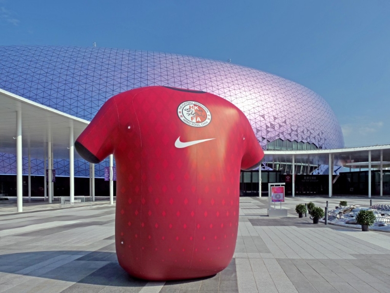 提早到場(chǎng)的球迷，可前往中央廣場(chǎng)跟“期間限定”的巨型港隊(duì)吹氣球衣，在主場(chǎng)前“打卡”。