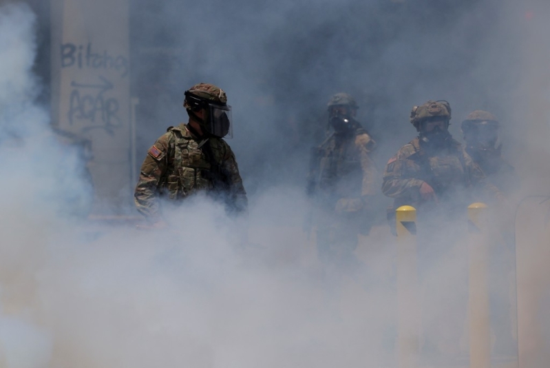 國民警衛(wèi)隊人員發(fā)射催淚彈和橡皮子彈試圖驅(qū)散抗議人群。路透社