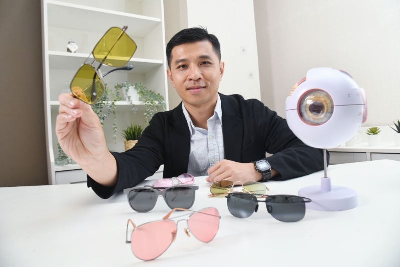 注冊(cè)視光師羅旭堃（Darren）指出， 除了以濾鏡光照穿透率作選擇指標(biāo)，亦可留意太陽鏡有否偏光功能，偏光太陽眼鏡可以幫助過濾眩光。