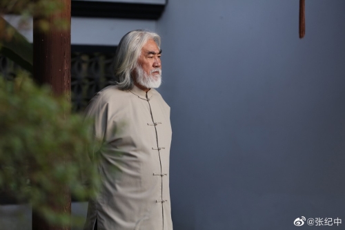 73歲內(nèi)地名導(dǎo)張紀(jì)中曾執(zhí)導(dǎo)《射雕英雄傳》、《天龍八部》、《神雕俠侶》等多部金庸劇集。