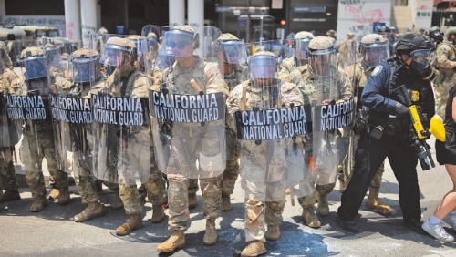 加州國(guó)民兵在抗議聯(lián)邦移民清查活動(dòng)中攜帶盾牌。 （路透）