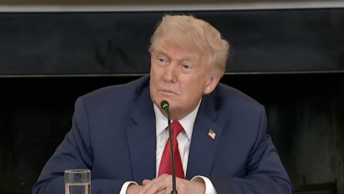 6月9日，特朗普在白宮一場(chǎng)圓桌會(huì)議上就“通貝里說(shuō)自己被以軍‘綁架’”作出評(píng)價(jià)。 圖源：美媒視頻截圖