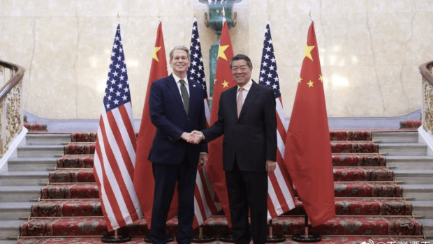 當(dāng)?shù)貢r(shí)間6月9日，中共中央政治局委員、國務(wù)院副總理何立峰率官員與美方在英國倫敦開始舉行中美經(jīng)貿(mào)磋商機(jī)制首次會(huì)議