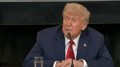 特朗普當?shù)貢r間9日回答提問 圖源：美媒視頻截圖