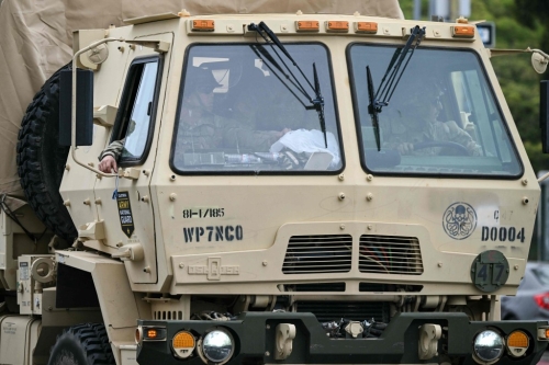 國民警衛(wèi)隊(duì)車輛在洛杉磯市中心部署。 法新社