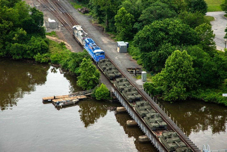 坦克車隊緩緩抵達華府。路透社