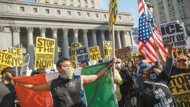 數(shù)百名抗議者在曼哈頓下城舉行示威。
