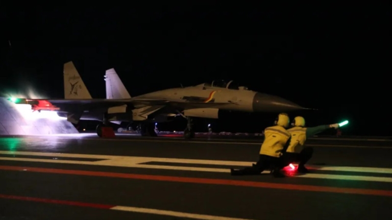 6月上旬，海軍航空母艦編隊(duì)在西太平洋海域進(jìn)行訓(xùn)練，圖為艦載戰(zhàn)斗機(jī)進(jìn)行夜間起飛。 《人民日?qǐng)?bào)》