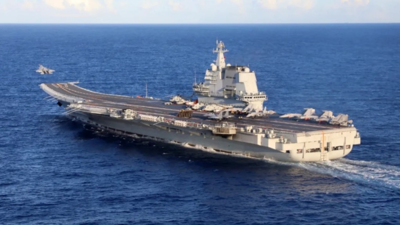 6月上旬，海軍航空母艦編隊(duì)在西太平洋海域進(jìn)行訓(xùn)練，圖為山東艦放飛艦載戰(zhàn)斗機(jī)。 《人民日?qǐng)?bào)》