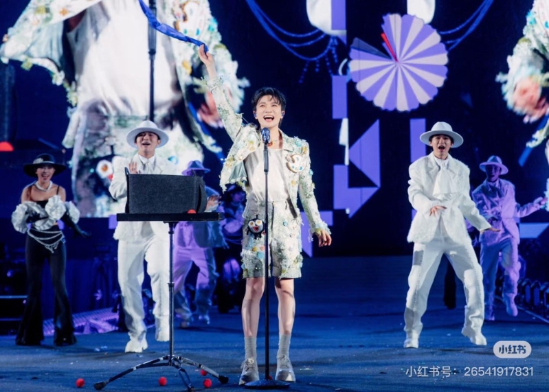 周深憑藉天籟之音成為“國寶級歌手”。