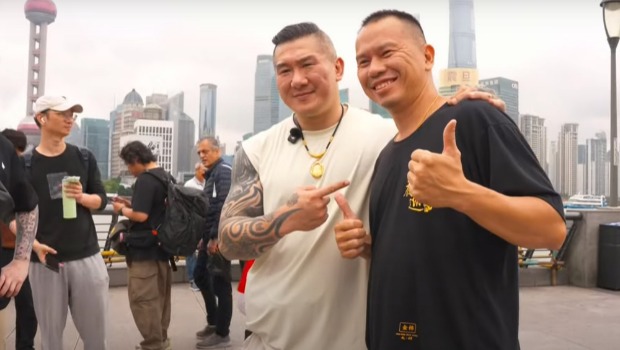 “館長”逛上海外灘，沿路熱情粉絲不斷前來合影。