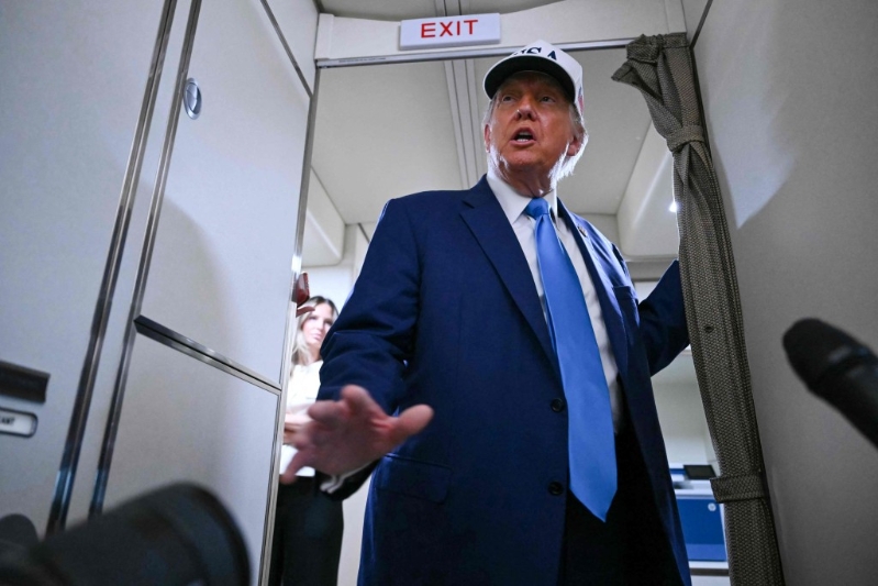 特朗普在空軍一號上接受記者訪問，表明中國已同意恢復(fù)稀土和磁鐵輸美。 美聯(lián)社