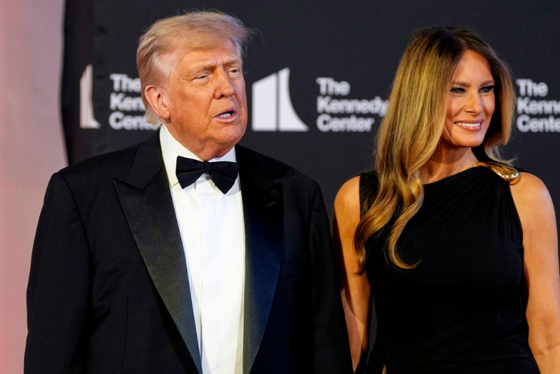 畫(huà)面為特朗普11日晚間與美國(guó)第一夫人梅拉尼婭抵達(dá)華府肯尼迪中心，準(zhǔn)備觀賞《悲慘世界》演出。美聯(lián)社