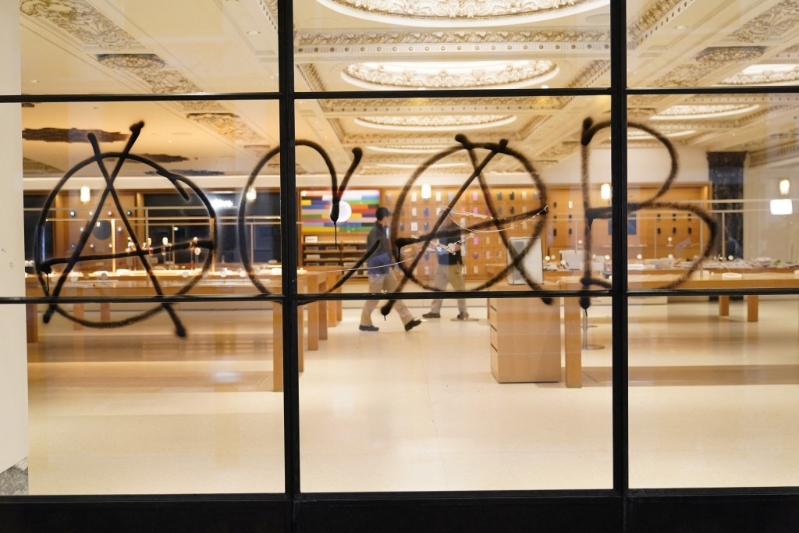 Apple Store遭人涂鴉。 路透社