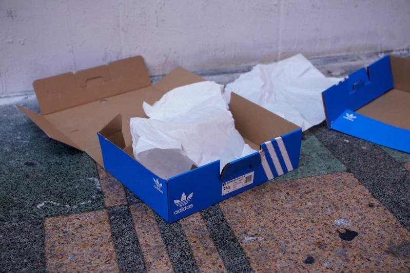 Adidas被人搶劫一空。 路透社