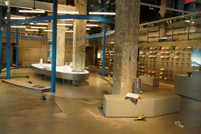 店內(nèi)的貨物被盜去。 路透社