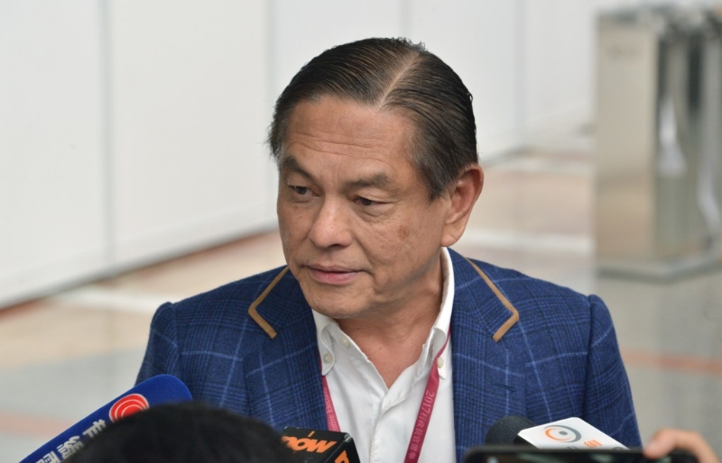 何柱國(guó)亦涉足政界，1998年起擔(dān)任全國(guó)政協(xié)委員，之后出任全國(guó)政協(xié)常委，至2023年初卸任。