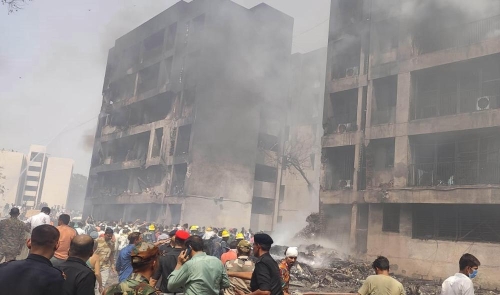 6月12日，人們聚集在印度古吉拉特邦飛機(jī)墜毀現(xiàn)場(chǎng)。