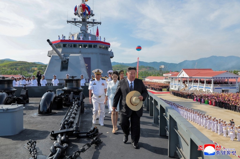 金正恩和女兒金主愛登上甲板。