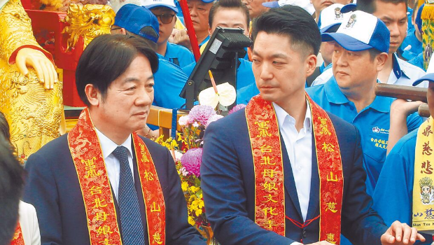 臺領(lǐng)導(dǎo)人賴清德（左）與臺北市長蔣萬安（右），4月19日出席松山慈惠堂遶境活動。