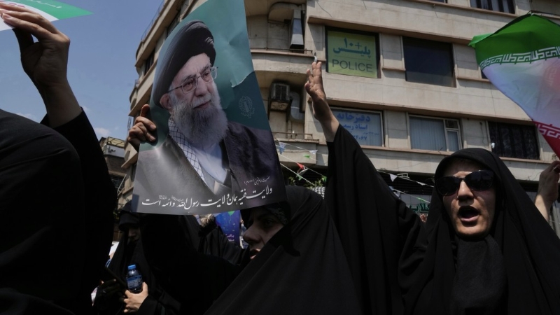 伊朗示威者高舉最高領(lǐng)袖哈梅內(nèi)伊的肖像。 美聯(lián)社