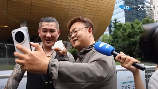 一位上海臺(tái)灣人現(xiàn)場(chǎng)直播挺館長(zhǎng)。