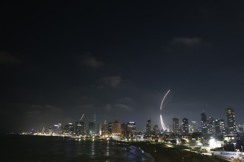 伊朗向以色列發(fā)射多枚導(dǎo)彈報復(fù)。