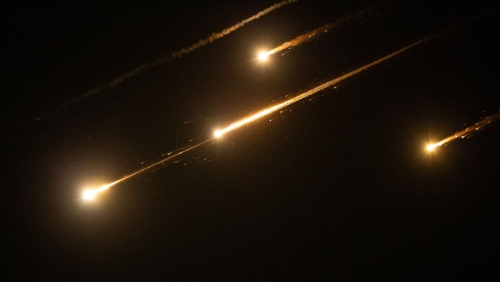 伊朗向以色列發(fā)射逾百枚導(dǎo)彈，美軍協(xié)助攔截。