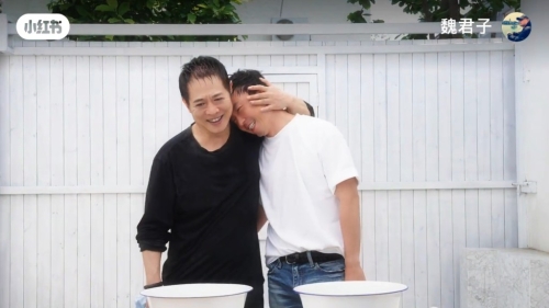 李連杰和謝苗感動(dòng)得眼濕濕。