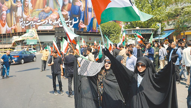 以色列襲擊伊朗后，伊朗民眾13日在德黑蘭參加反以色列抗議活動。