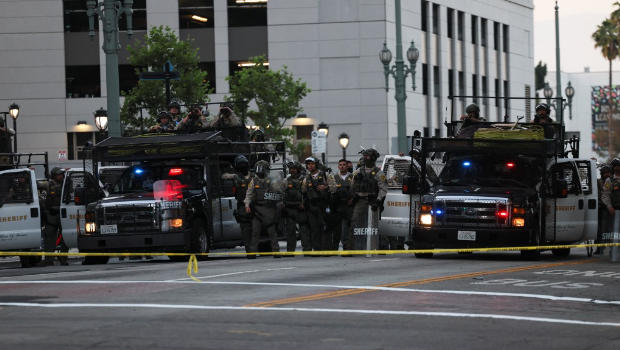 洛杉磯執(zhí)法人員在聯(lián)邦大樓外站崗，防止示威者靠近。