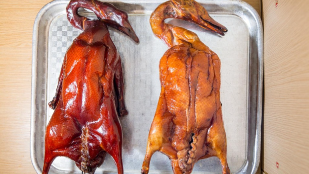 燒鵝和烤鴨放在一起比較。