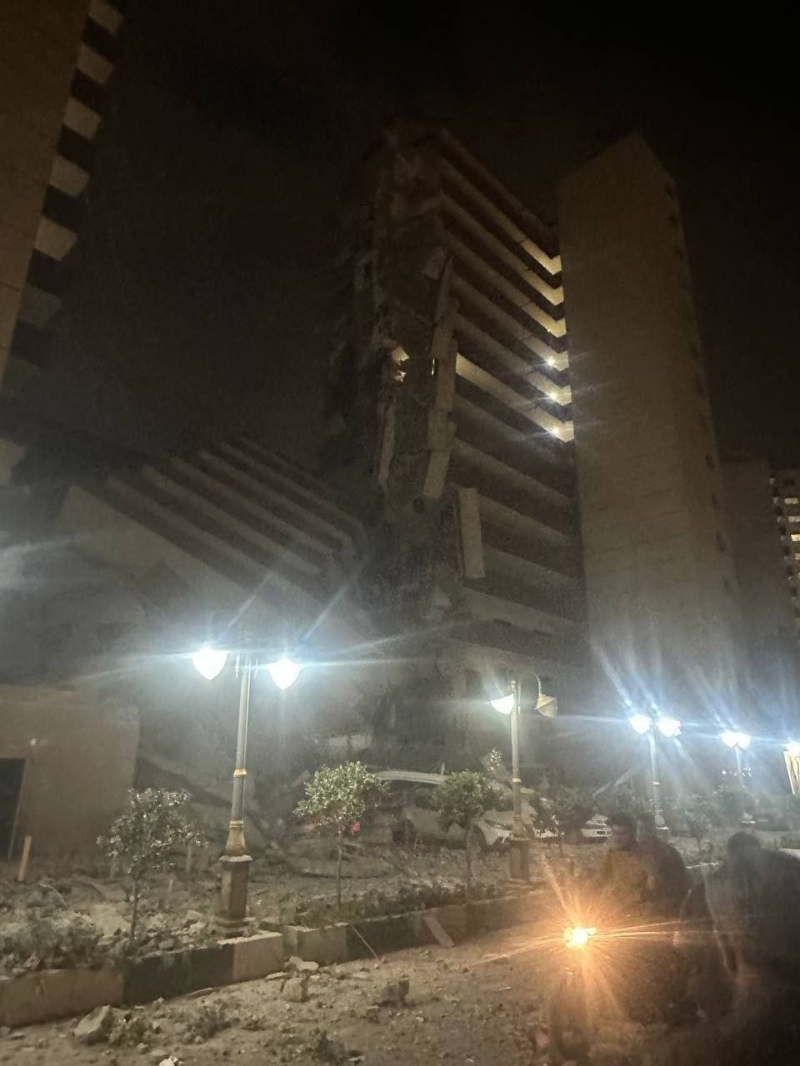 德黑蘭一棟住宅大廈因以色列空襲倒塌一。