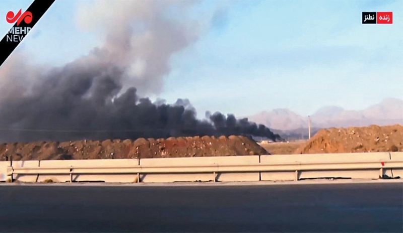 以軍空襲后，伊朗中部納坦茲的核設(shè)施發(fā)生爆炸冒煙。