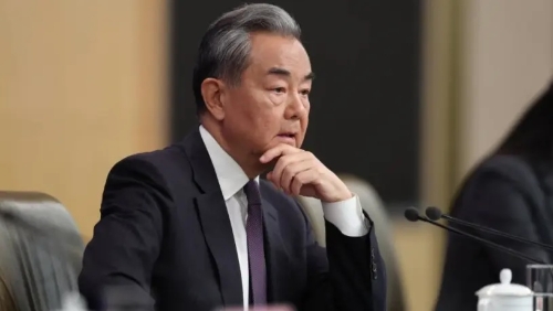 王毅分別與伊朗及以國外長通電話，敦促雙方通過對話解決分歧。