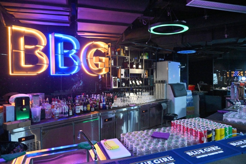 場內(nèi)設有酒吧。