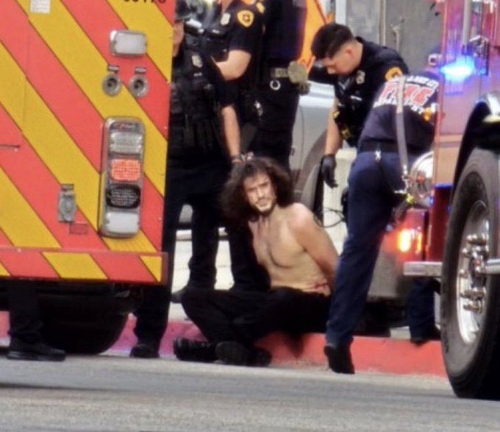 槍擊疑犯被警方拘捕。 Ｘ@SarahisCensored