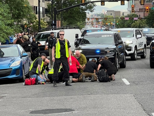 救援人員為受槍傷男子急救。 Ｘ@stockbella