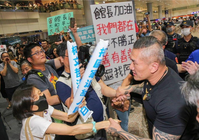 網(wǎng)紅“館長(zhǎng)”陳之漢結(jié)束6天5夜上海行，于15日晚間返抵臺(tái)灣，大批館粉在桃機(jī)接機(jī)大廳歡迎，陳之漢也上前與支持粉絲致意。中時(shí)新聞網(wǎng)資料照