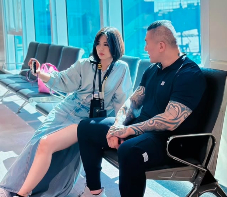 何橞瑢（左）全程跟拍館長陳之漢（右）的首訪大陸之旅，連帶讓她自己也變得人氣爆棚。