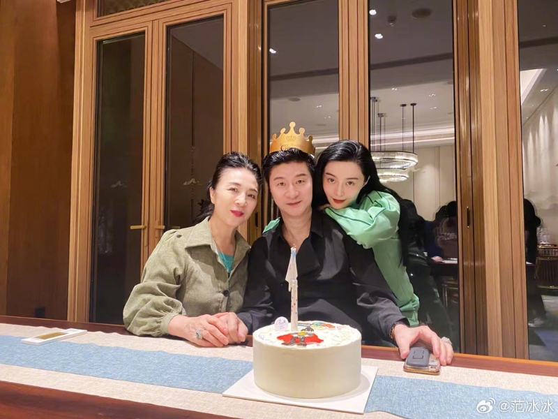 范冰冰父親節(jié)曬與爸媽合照。（圖／微博 范冰冰）