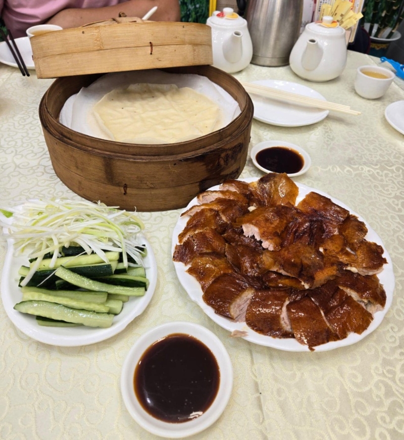 要數(shù)富東閣的招牌，必然是$168一份的片皮鴨，近年甚至做到跨區(qū)團購外賣，廣受歡迎