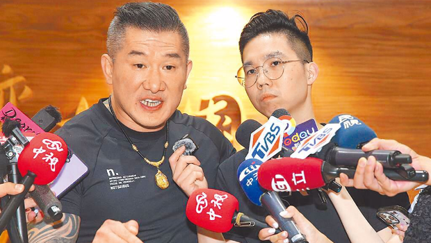 “館長”(左)一回臺就受到綠營鋪天蓋地抹黑。右為15日接機(jī)的歷史哥。