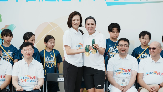 “風之后”李麗珊、王軍霞一同展示金牌。