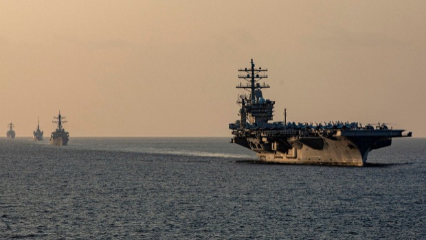 美國(guó)“艾森豪威爾”號(hào)（USS Dwight D. Eisenhower，CVN 69）航母打擊群穿越荷莫茲海峽（Strait of Hormuz）的資料照。