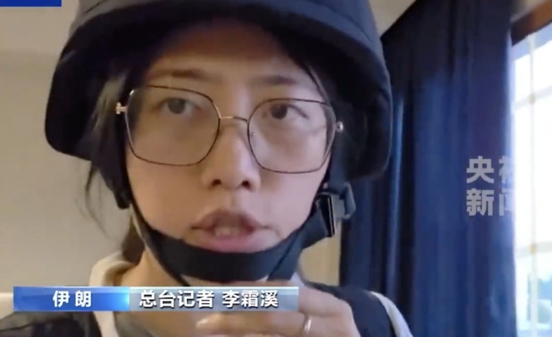 央視記者李霜溪全副武裝進(jìn)行報(bào)道。 央視截圖