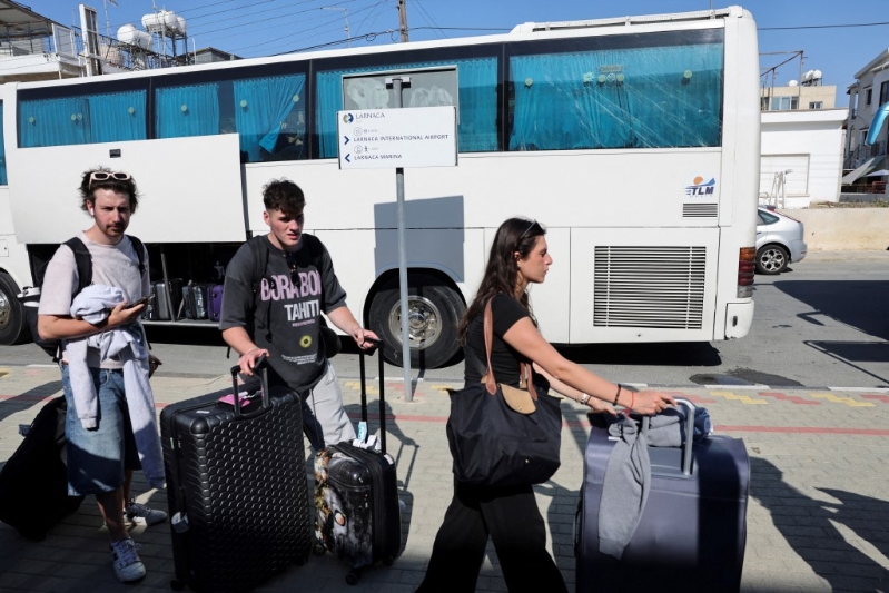 大批外國人從以色列撤離。