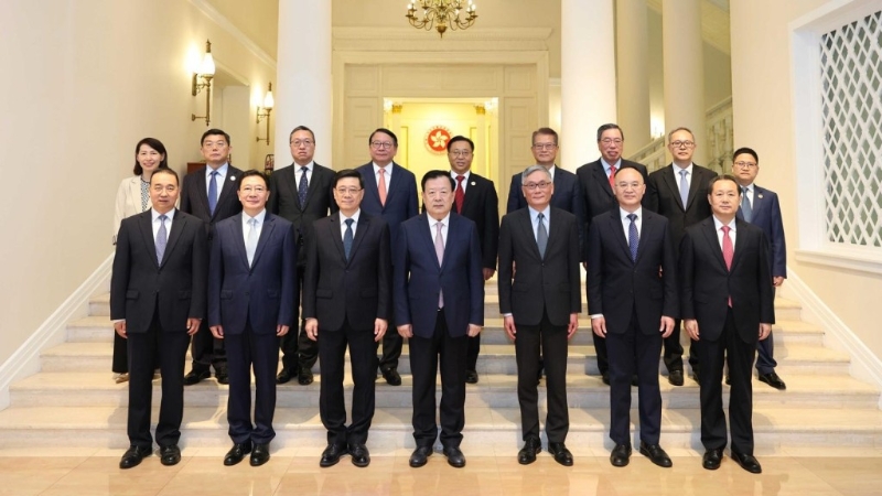 夏寶龍前往禮賓府與行政長官及特區(qū)行政、立法、司法機(jī)構(gòu)負(fù)責(zé)人會面。港澳辦圖片